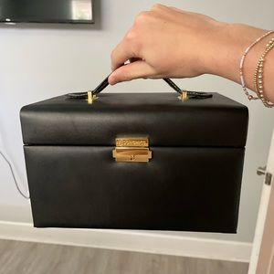 Lockable jewelry box